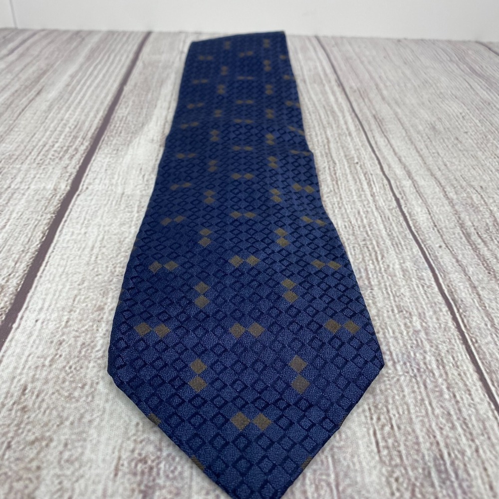 Donna Karan Signature Mens Silk Necktie Navy Gold Diamonds Geo Print Tie 3.75x60 - Picture 3 of 4